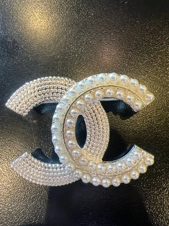 CHANEL Double CC Brooch with Pearls and Crystal Pavé - White and Silver - Picture 4 of 5